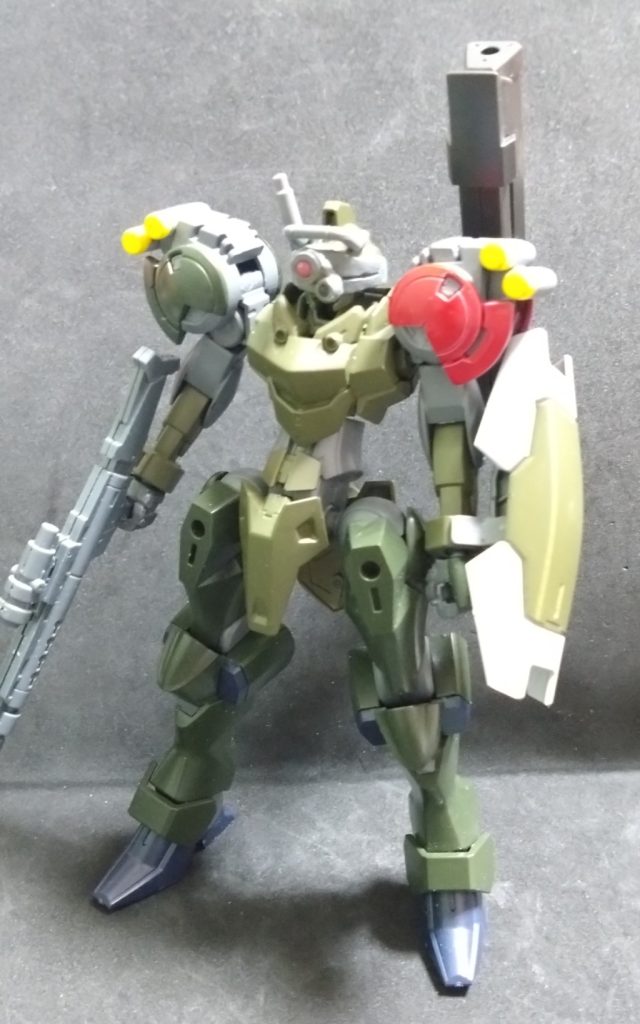 頭部のバイザーはパテとジャンク品でスクラッチです。