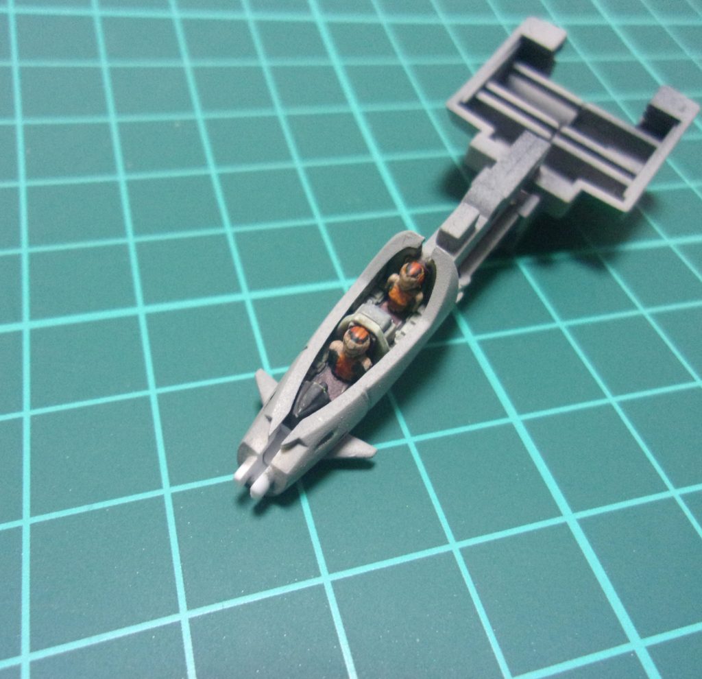 乗せたのはビルダーズパーツ 1/144MSフィギュア01の男パイロットと女パイロットを地球連合軍一般兵カラーに塗ったものです。