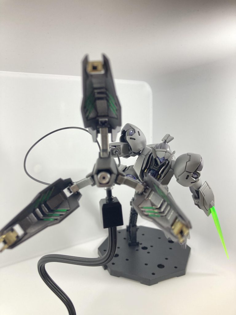 折角のクローなので開いている方が様になる気がします。