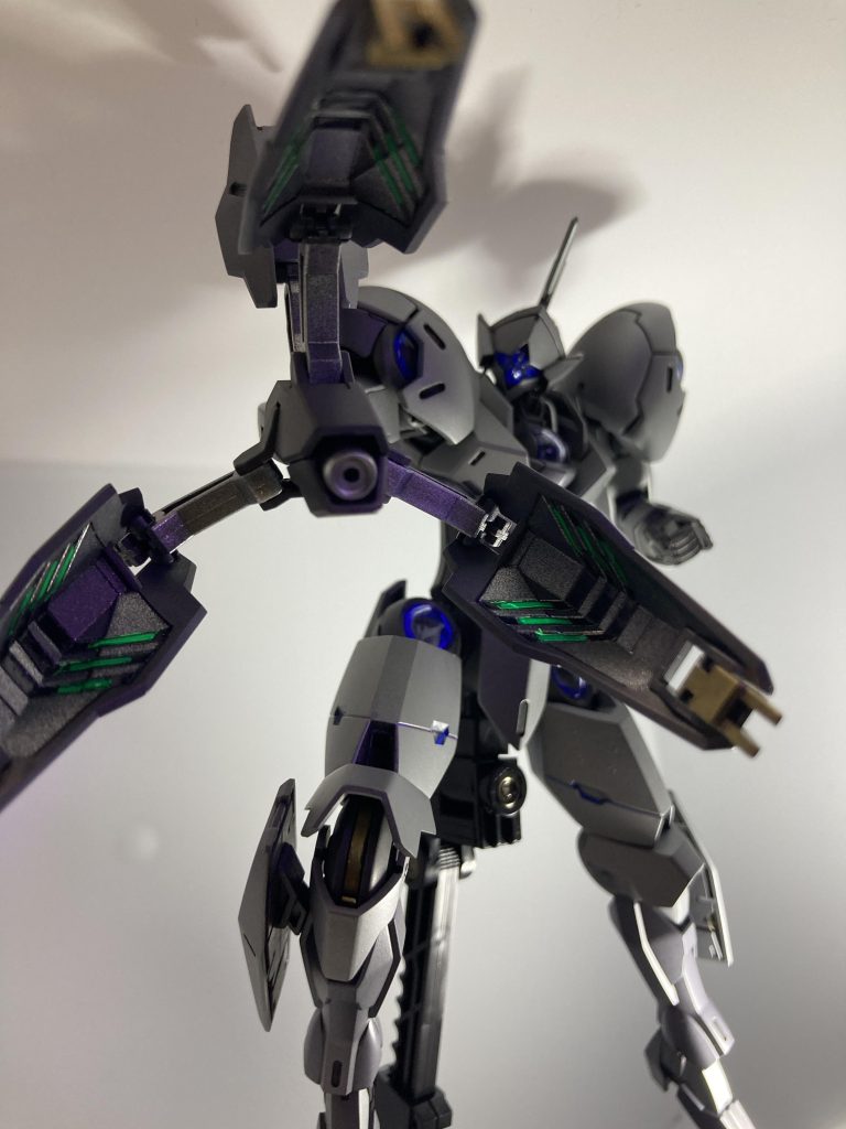 暗めに撮ると「あ、やられるっ！」感が出る気がします。ボディや太もも等のモールドに蛍光ブルーでスミ入れしました。最初は何も考えずラッカー系の塗装の上にラッカー系を流し込んでしまい大惨事に…