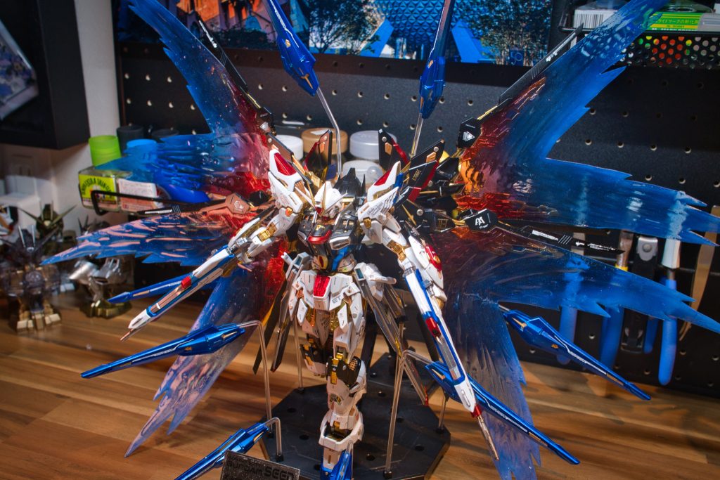 羽の形に切り出した透明プラ板の上にUVレジンを盛って作りました！が、レジンが硬化する際に収縮し、プラ板を引っ張ってしまったので横から見ると反ってしまっています…