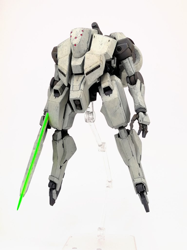 塗装はフレーム色のメカサフヘヴィまでエアブラシで塗装し、ファレホでドライブラシとスポンジチッピング、オイルブラッシャーで汚しを軽く入れた後一度クリアでコート。その後メイン色の白をファレホで筆塗り、この際化粧用のぼかし筆を使用して叩くように塗って劣化した表面をイメージしたムラを作っています。塗料の剥がれをファレホエアブラシシンナーを沁み込ませた筆や楊枝で擦り落として実際に剥がすことで表現。さらに油彩やウェザリングカラー、パステル等で汚しを描き込んでいきました。所々に入れたレッドチップは0.5ｍｍのラインテープを使用して入れています。