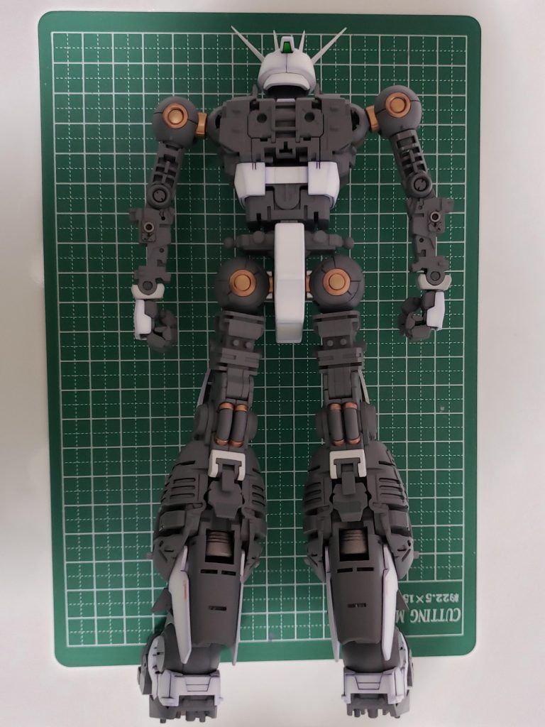 同じく背面。組み上げてしまったら、この状態に戻したいとは絶対に思いません。(笑)