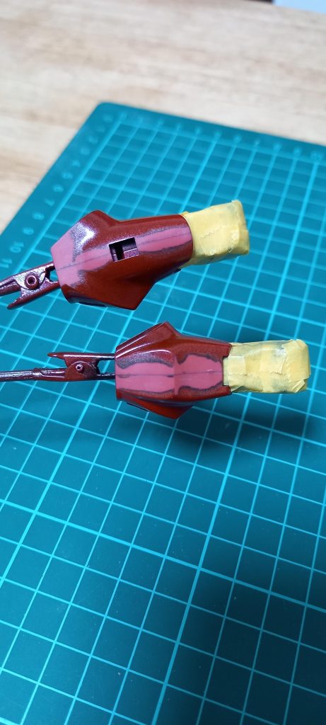 太ももの合わせ目処理を頑張ったのですが、最後に組む時に割れてしまった😭ショックが大きかったです…まぁ経験ということで👋😆💦完成写真を見るときっちり線が入ってます🤣(笑)