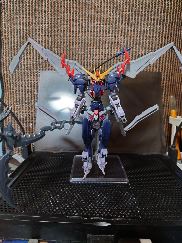 さらに悪魔っぽくすべく、カマを持たせてみました。これはコトブキヤの物なので、持てるように擦り合わせが必要でした。