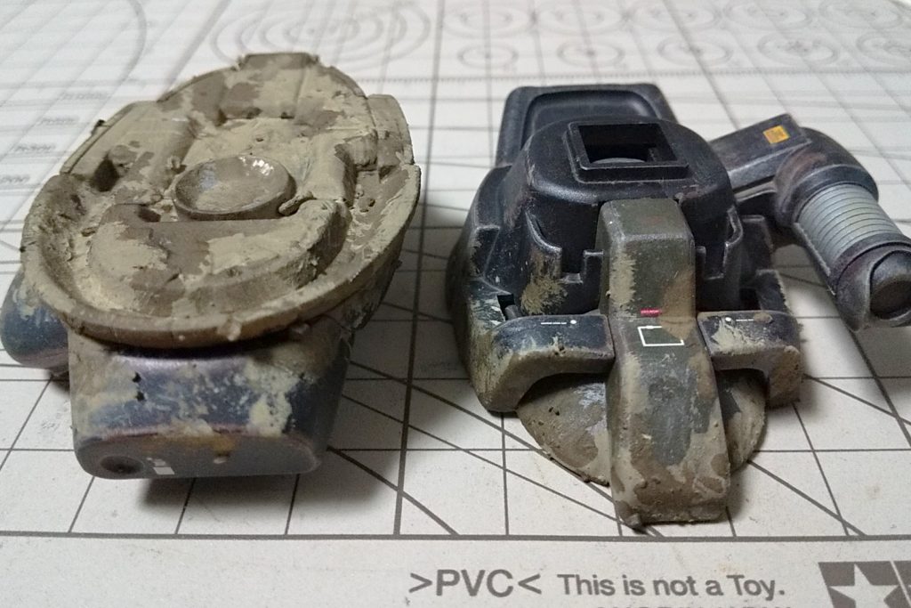 ウェザリングペーストは1色だけだと淡白&嘘くさい感じになるので、2色使って濃淡をつけるとイイカンジ。入魂のウェザリングで良い出来だった足が、泥ペーストを塗りたくって殆どわからなくなったのはちょっと切なかったw