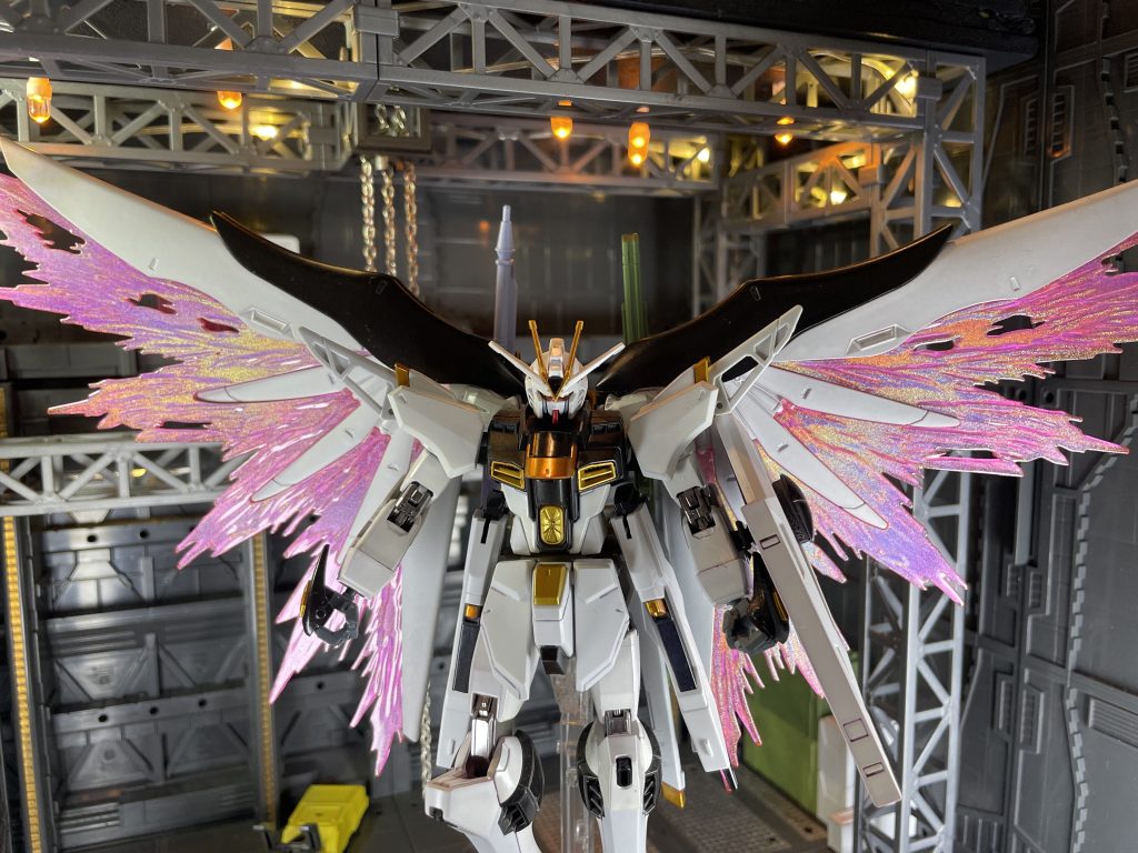 光の翼は、ガンダムマーカーEX トランザムホロレッドで塗装しています