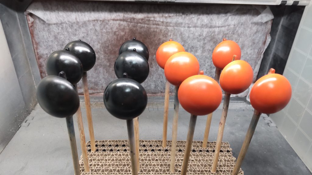 前作のHGサザビー制作中から並行して調色のテストをしてました。これは金の色味を試そうと黒下地と茶下地の準備(笑)