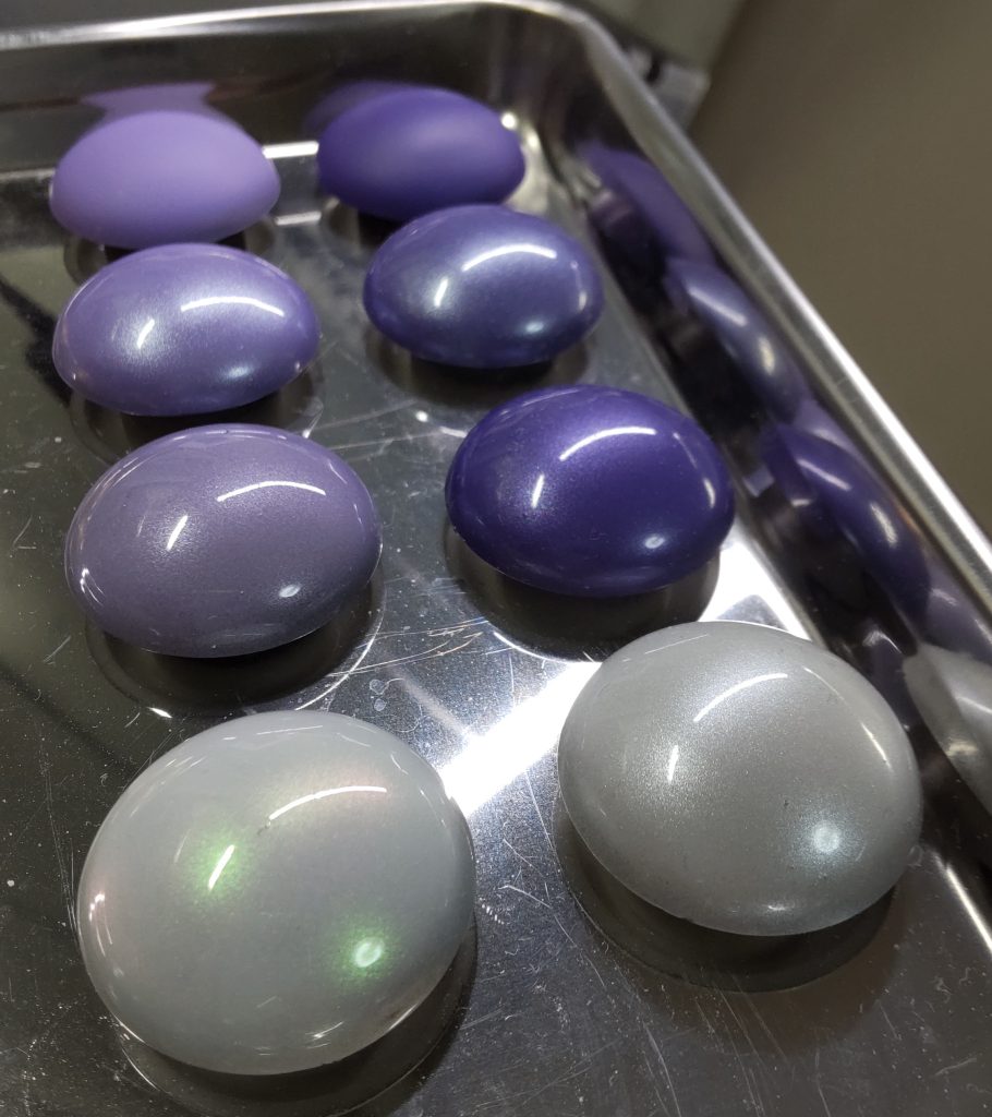 奥から…パープルとホワイトで作った基準の色それらにホワイトパールを上吹し、クリアーでコートステラカラーで調色し、クリアーでコート白の左がグランプリホワイトにステラパールホワイト、右がグランプリホワイトにホワイトパールを上吹し、クリアーでコートと言った具合。この結果ステラシリーズで構成する事を決める。
