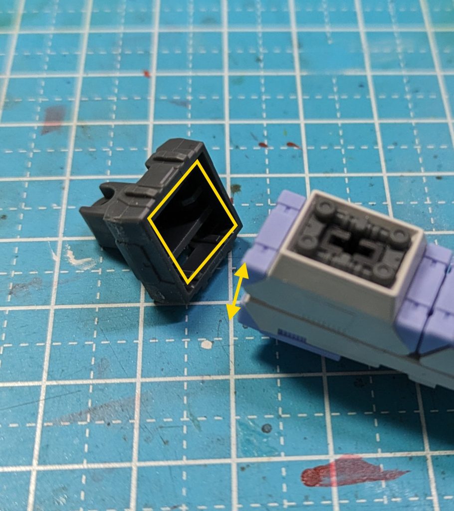 フィンファンネルですが、そのままだとファンネルコンテナに差し込んだ時に開いちゃう問題があります。コンテナのソケット部分でファンネルが圧迫されて洗濯バサミを開くようになっちゃうのが原因のようです。