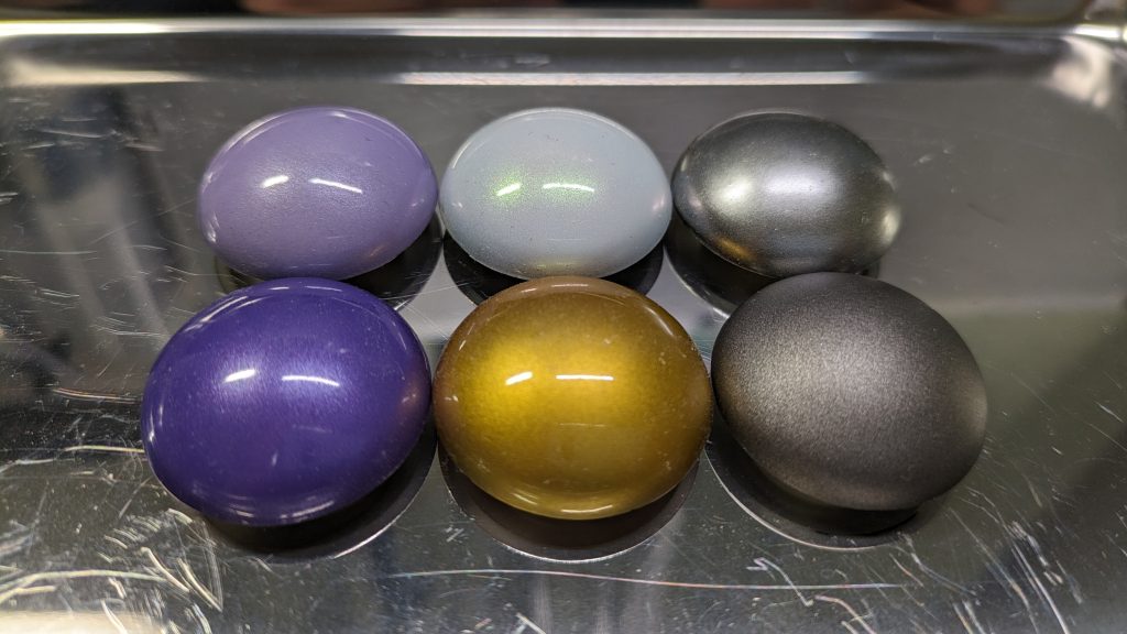 という訳でこちらが最終的な色見本です。カラーレシピは以下の通り。白:下地にH8シルバー、H21グランプリホワイトにHLP09ステラパールホワイト上吹(最後にH30クリアーをコート)濃い紫:下地にH2ブラック、その上にH8シルバー、そしてHLP08ステラパープル+HCR1シアンを上吹(最後にH30クリアーをコート)薄い紫:下地にH2ブラック、その上にH8シルバー、そしてHLP06ステラスカイブルー+HCR2マゼンタを上吹(最後にH30クリアーをコート)金:下地にH7ブラウン、HSM01スーパーファインシルバーを上吹し、さらにH91クリアーイエロー70%+H92クリアーオレンジ30%を上吹(最後にH30クリアーをコート)銀:下地にH2ブラック、HSM01スーパーファインシルバーを上吹フレーム:H76焼鉄色って感じです。フレームはあまり塗膜の厚みを出したくないので下地無しでそのまま塗ってます(笑)銀はテスト時にクリアーコートも試したんですが無しの方がいい感じだったのでコートしてません。