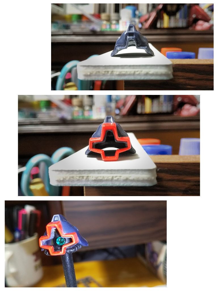 製作過程の話を少しすると、まずは顔面のくり貫き。中にはお家芸の手芸用スワロのモノアイを。透明フィルム(食品の外装袋)をチョキチョキして挟んでモノアイシールドにしましたが、上手く合わずビミョーに隙間が出来た(のでそこは見ないようにw)