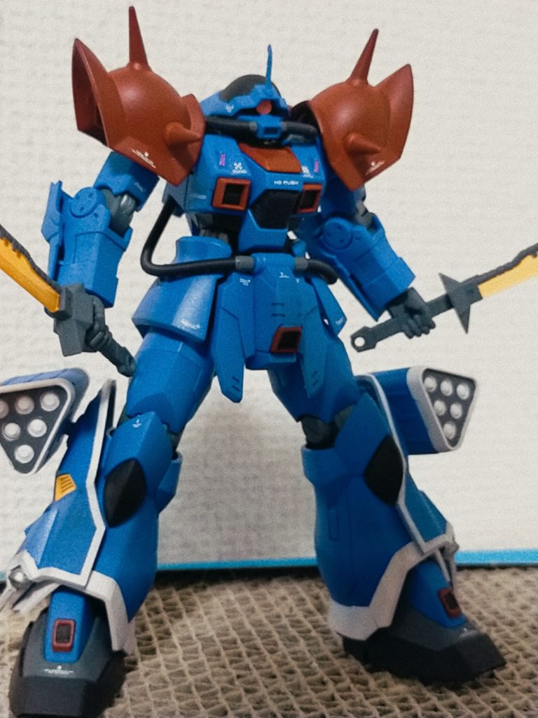 ・オレンジ部分をTAMIYAスプレーのダルレッドにて塗装・腕関節をガンクロームにて塗装・モノアイをHアイズに置き換え・動力パイプをスプリングに置き換え・つや消しトップコートの塗布・デカールの貼付以上の塗装、工作を行いました。参考になりましたら幸いです、ご覧いただきありがとうございました。