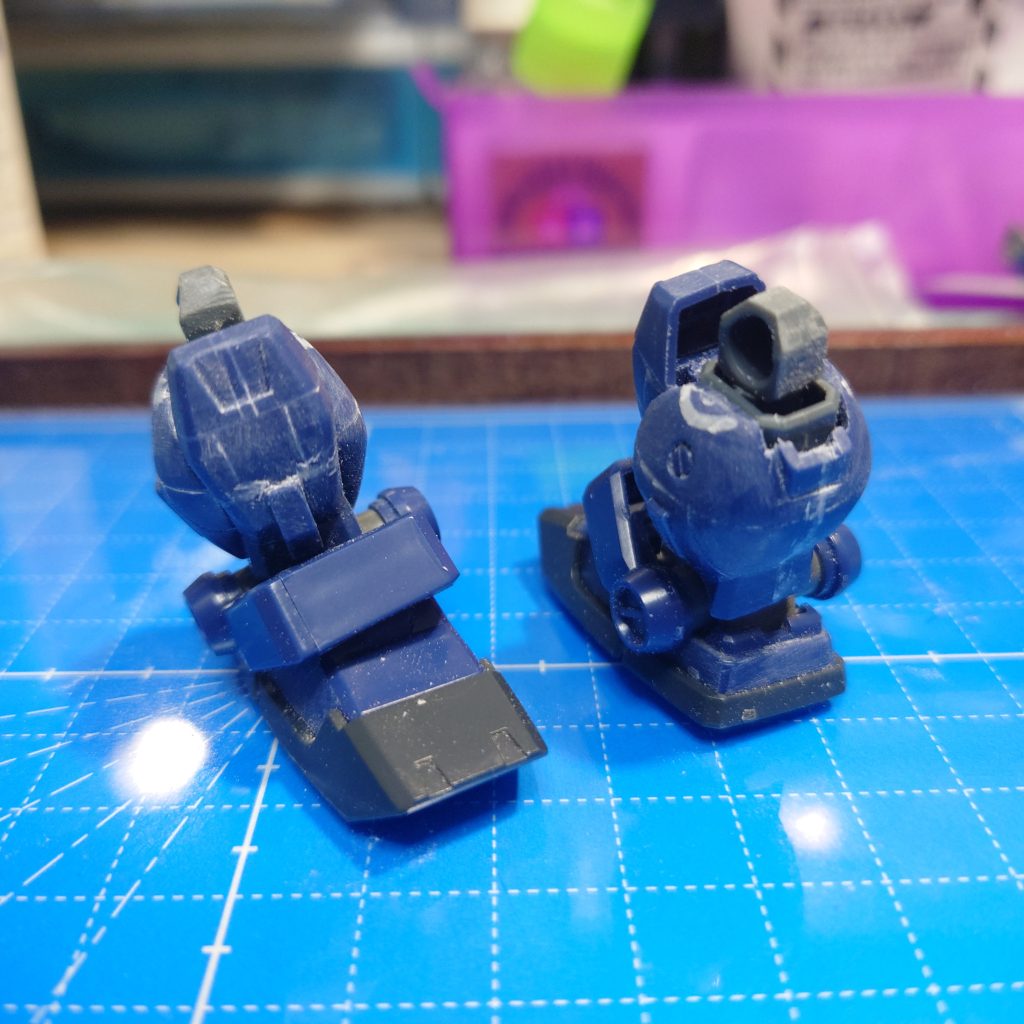 脚部CSフレームにHGUCの脚部を被せる形で作成しました。少しでも足が長くならないようにする為、足首はソールをくり抜いて足裏パーツと接着しました。脛は脹脛の一番太い部分を切り取る形で短縮、足首側も切り落としました。膝アーマーは上下左右ともに短縮して大きさを整えました。その他、足をハの字に開いて素立ちさせる為に干渉する部分は削り取りました。