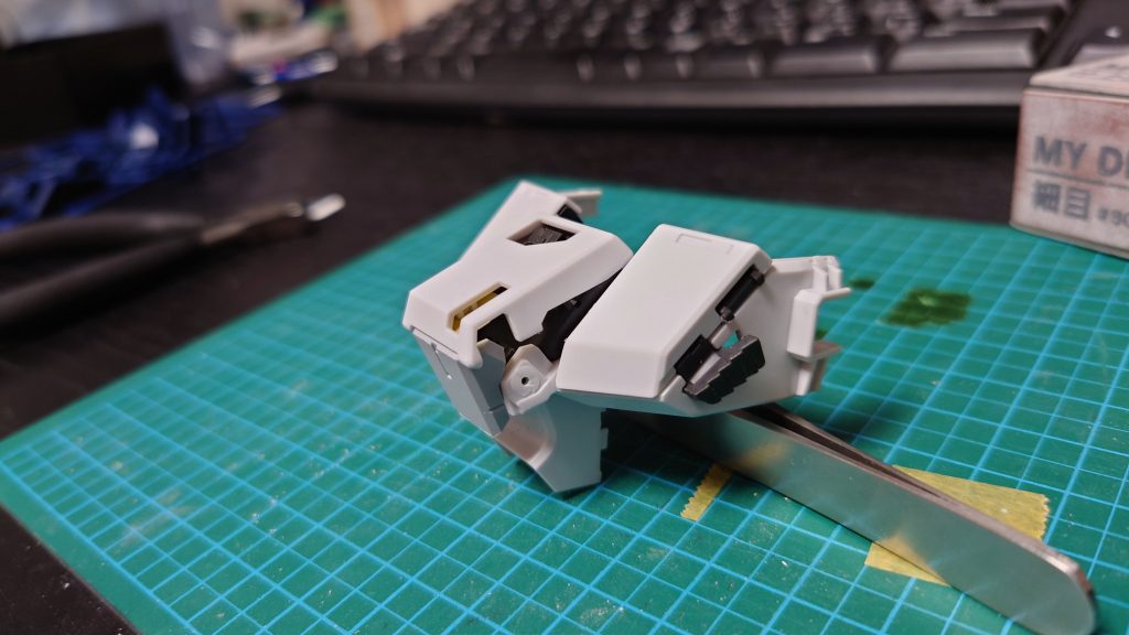 胸部アーマーの形状を変更したくて試行錯誤。