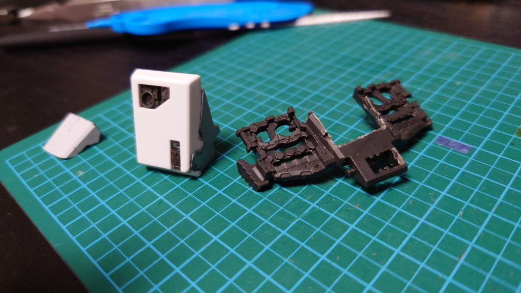 フレームは一度切り離して外装側に付けました。