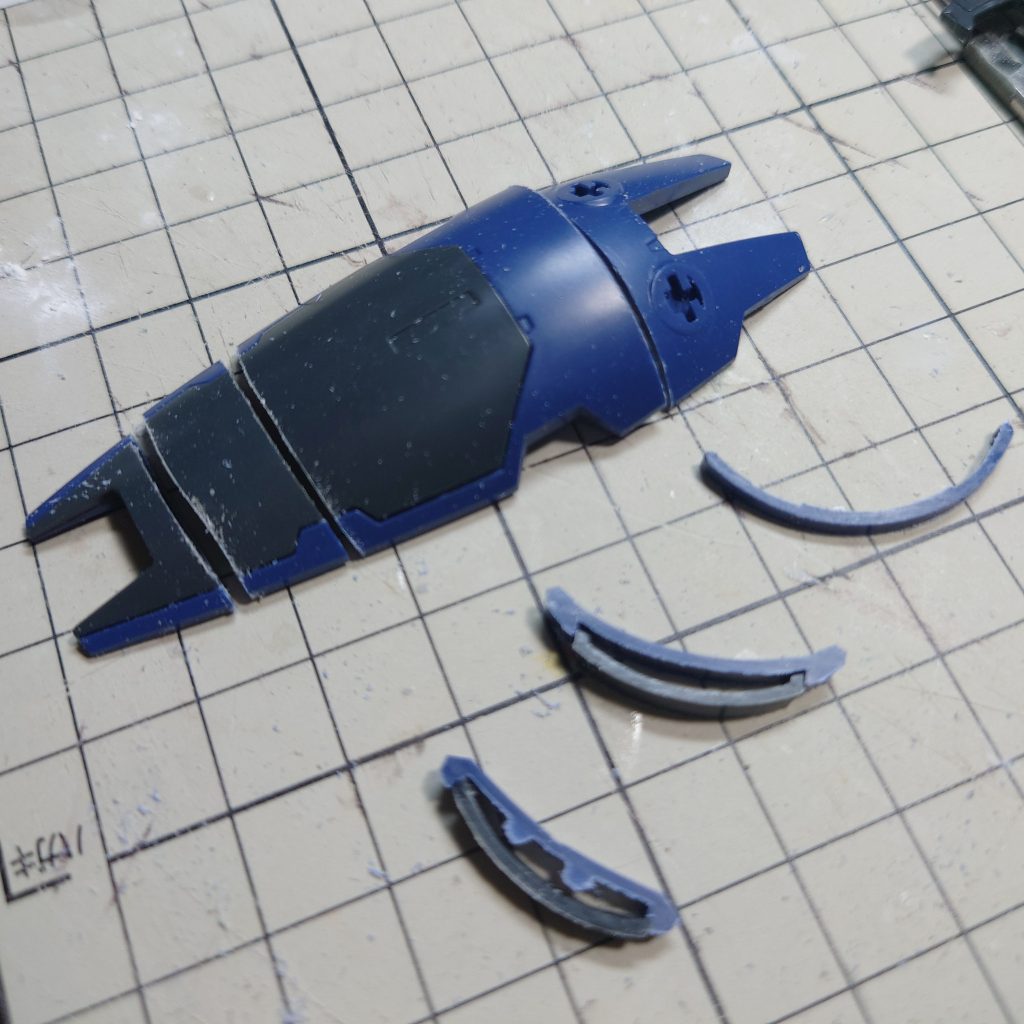 装備ライフル、シールドともに、ディテールを省略できそうな箇所を切り取って短縮し、本体とのバランスを整えました。