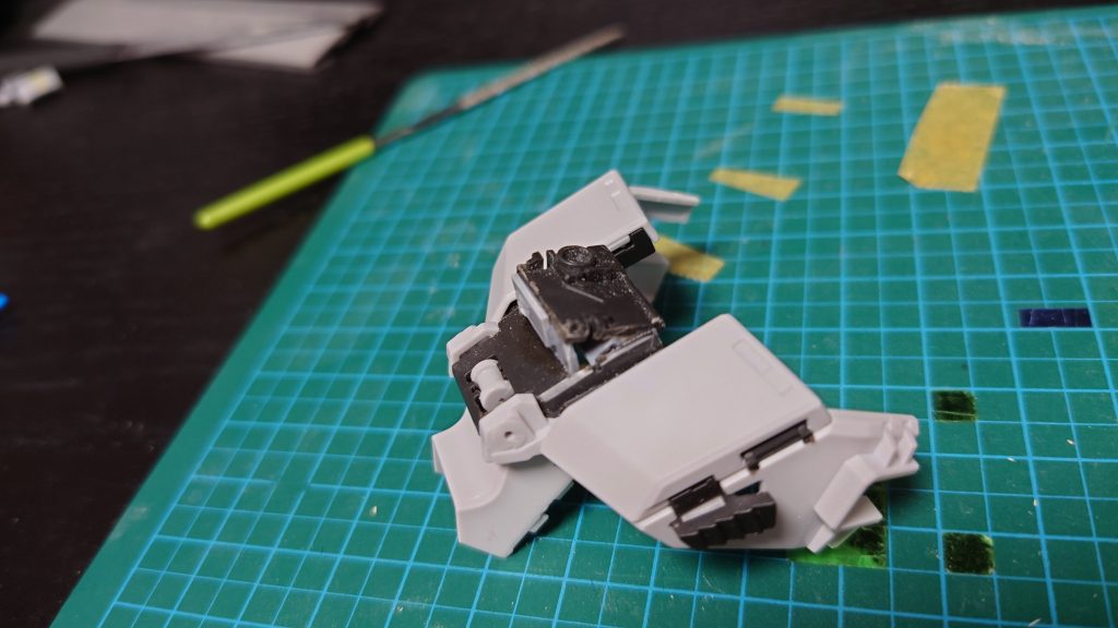 外装の固定方法が上手く浮かばなくて切り離したフレームの角度を変えて接着。