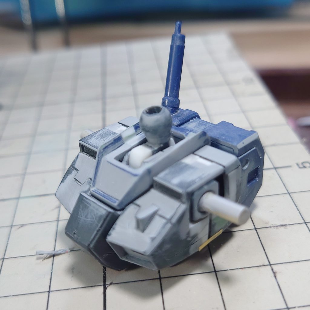胸部・腹部胸部はHGUC、腹部はSDCSガンダムのパーツを使用しました。CSフレームを内包するように加工、コクピットハッチ部分を上下に短縮しました。胸部は、頭部の大きさやバックパックのサーベルラックとの調整の為、プラ材を貼り足して前後に幅増ししました。最終的に首の軸を後ろに下げて、頭部の前後位置を調整しました。
