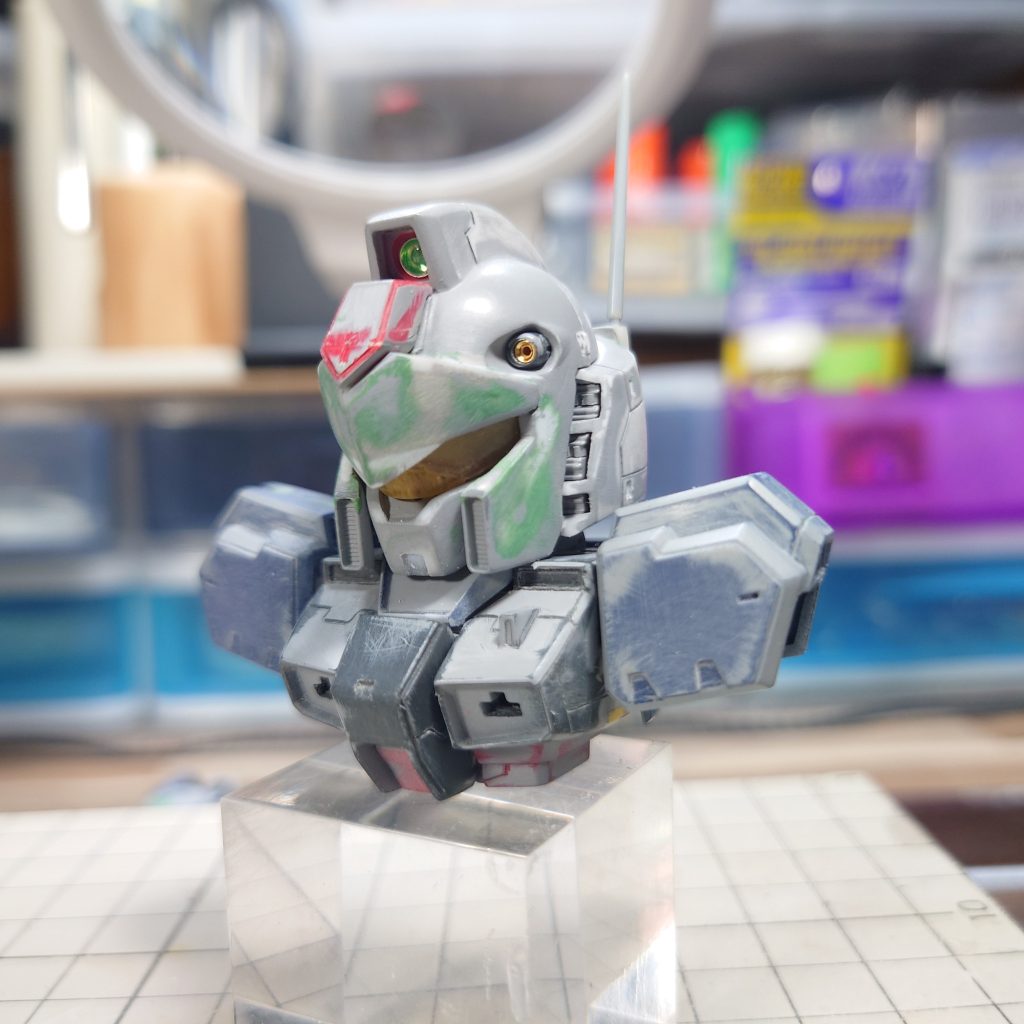 頭部SDCS ガンダムの頭部にパテやプラ材を切って貼って盛って削って、繰り返しでクゥエルっぽい形状を作っていきました。バイザー部分はエポパテで作ったパーツをクリアレジンで複製しました。