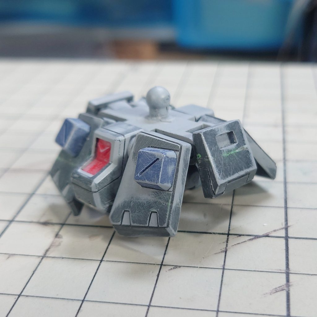 腰部HGUCの腰部から腰の接続軸と股関節を切り取り、CSフレームの股関節パーツを移植、アーマー周りの各パーツは全て上下に短縮しました。リアアーマーは切り離して真鍮パイプ接続に変更し、独立して可動するようにしました。