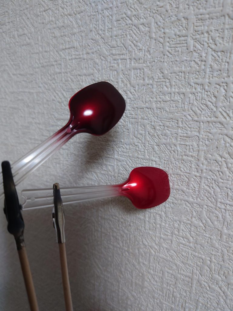 バンシィノルンRGの例に漏れず、赤も1色ではありません。その赤をどう変えるのか。。。キャンディ塗装の場合は、クリアーレッドを変えてしまうと本当に全く違う色になりそうな気がします。※クリアーレッドはガイアノーツさんのを使用してます。染料系と顔料系ってあるんですね。これまたいい勉強になりました。ということで、下地が重要という参考サイトのありがたい言葉を信じて色々と試してみました。写真の通り、キャンディ塗装の場合は、下地の色を変えればここまで変わってくる!!!これは面白い!!※暗い方は、黒サフにシルバー。※明るい方は白サフにムーンストーンパール。いくつか試して好みで採用を決めました!器は考えることはしません。