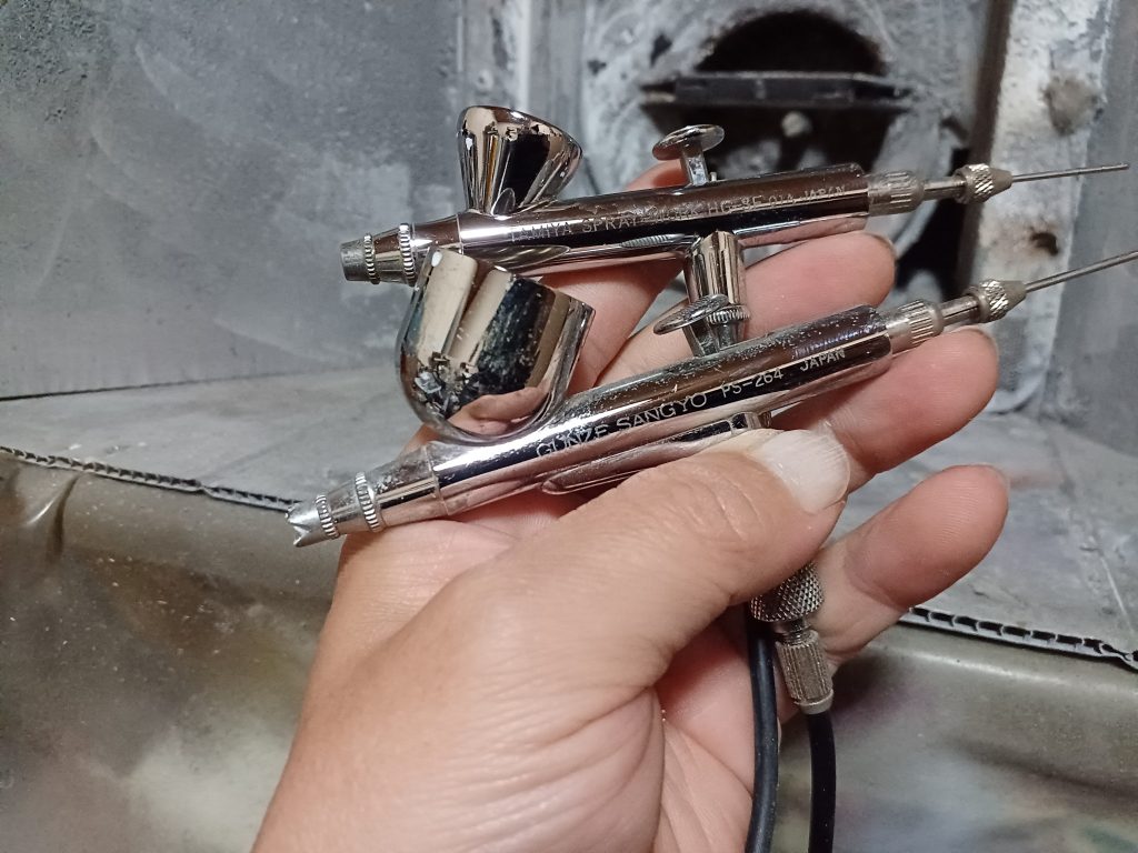 ガンプラは20年ぶりくらいですが、爬虫類イベント関係でフィギュア制作塗装などしておりましたので、使用したのは20年以上愛用しているハンドピースです。コンプレッサーも古くて刻印は社名変更前のグンゼ産業です(笑)