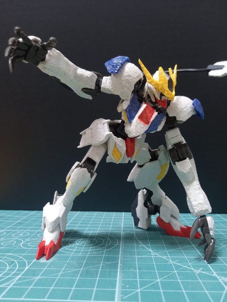 バルバトスルプスレクスは、ヒートペンを使って野生化したバルバトスをイメージし、機械感も残しつつ加工してみました😋加工すると、パーツが取れなくなるので、後戻り出来ないという恐怖感があった思い出です🤣(笑)