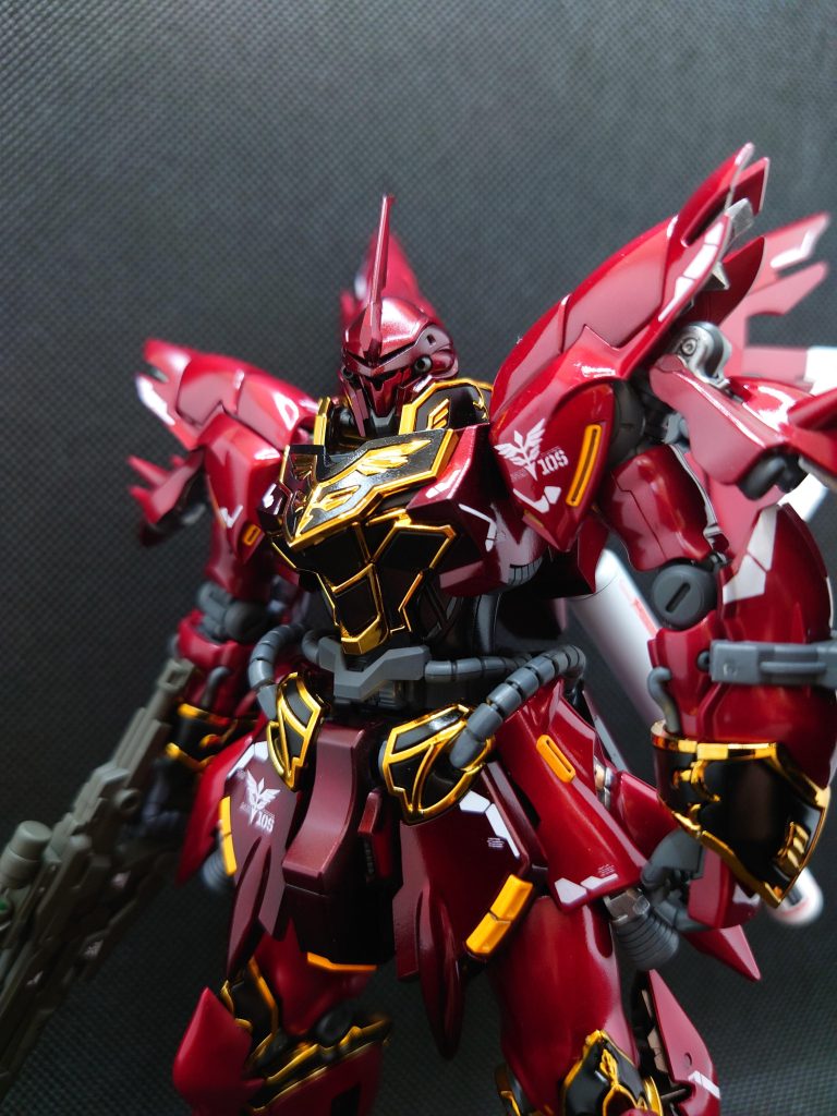 グロスインジェクションという技術で成形されているらしく、素のパーツそのものの状態でヌメヌメ光っているというトンデモナイものです。がしかし、そんなバンダイさんの素晴らしい技術を隠すように、わざわざ全塗装してしまいます。正直、そのまま墨入れしてクリアを吹くだけでも十分ではと頭をよぎりました。やっと定価で手に入れたRG。キャンディ塗装、もし失敗したら…私はそちらが定義するところの素人です。プロと認められず、追加支援(お小遣い)の適用も期待できないとなれば臆病にもなります。