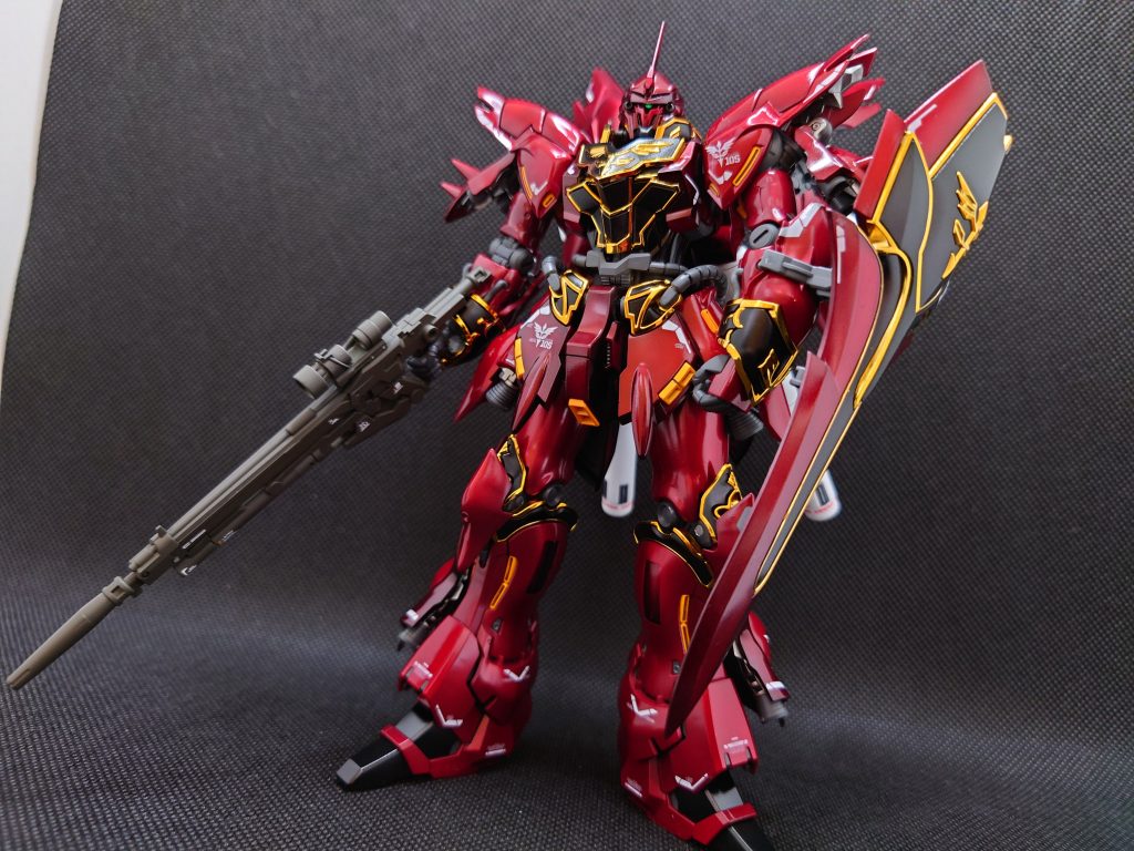 このキットで気になること。それは腰回りと胴体の接続です。シナンジュ本体が大きいのに、MSジョイントが専用ではないのでしょうか。何かしらの補強をしたほうがいいと思います。ちなみに自分は、ランナーを切ってコの字のパーツを作って補強してます。本当は、パテか何かでやったほうがいいのかもしれません。ですが、現状を維持するなら可能性さえ葬ります。それが人間です。