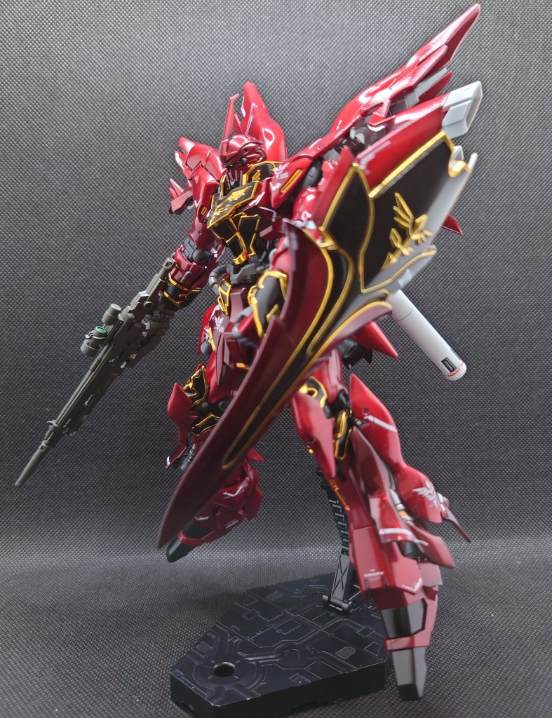 しかし、ここは挑戦してみることにしました。キャンディ塗装について調べると、とにかく下地が重要らしいです。どの参考サイトを見ても書いてありました。もう下地処理と聞くだけで、ああ…ヤスリがけ地獄…と覚悟していましたが…このグロスインジェクション、本当にツルツルしてます。「これ、そのままでもいけるのでは?」ということでゲート処理のみでやることにしました。たとえ失敗しても気に病む必要はありません。それが大人の特権です。