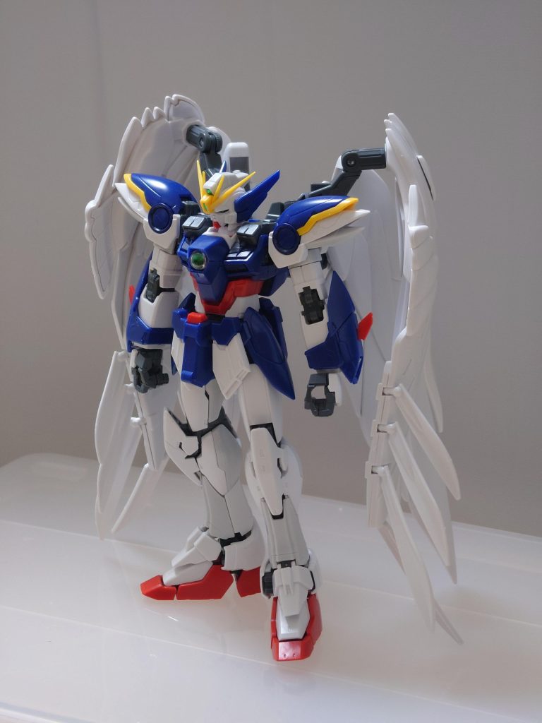 ↑ これは素組みです。あえて、今回力を入れたのはミゾの彫り直しと、面出しです。このままだとなんとなく、スミ入れがボヤケそうな感じがしたので…羽根もパーツが大きいものは表面処理、小さい羽根のパーツは鋭くエッジ出しをしました。 大変かなと思いきや、ユニコーン、バンシィ、シナンジュに比べたらなんてことはありません。