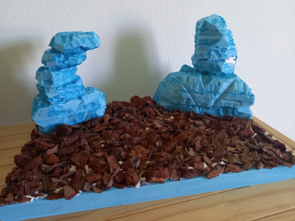 ジオラマ製作も初めてチャレンジしました👋😆材料は全て100均で揃えています✨️土台や岩は、ポリスチレンボードを使用し、地面にはウッドチップを敷き詰めました💨