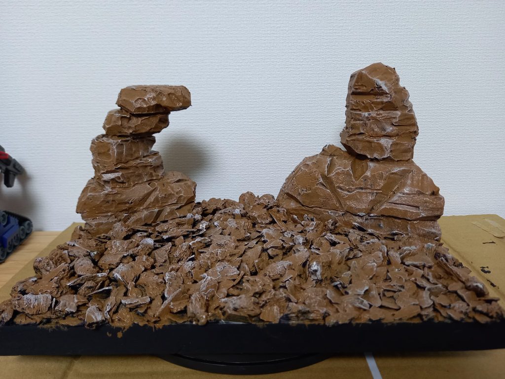 ジオラマの塗装にも100均の塗料を使用してします❗火星をイメージして、本物と言うよりは少しアニメチックな雰囲気になるように、こちらも筆塗りのベタ塗りです🙋良い感じになったのかな…🤔