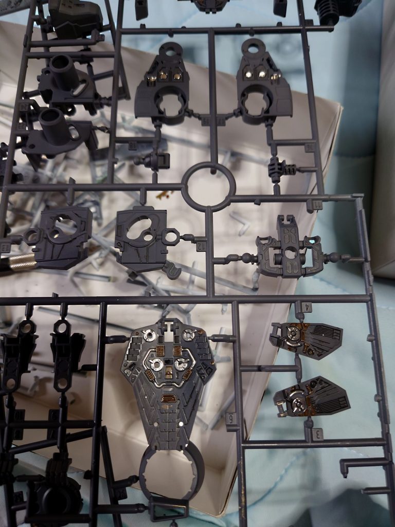 面倒くさがりなので切り離す前にガンダムマーカーで塗装しました(笑