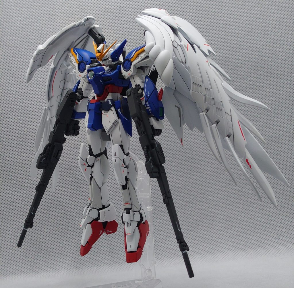 説明不要の人気機体!初めてこれを見たときは「これがウイングゼロ!?」と驚いたのを覚えています。小学校の時にリアルタイムで見ていたウイングゼロはもっと禍々しく悪役のような顔付き。それがこんな神々しく…この時はウイングガンダムゼロカスタムという名前で1/100で2,000円切ってました。気になってすぐDVDを探しに行ったけど中々見付からなかったっけ… 『教えてくれ五飛、俺はあと何件、ビデオ屋を回ればいい…』