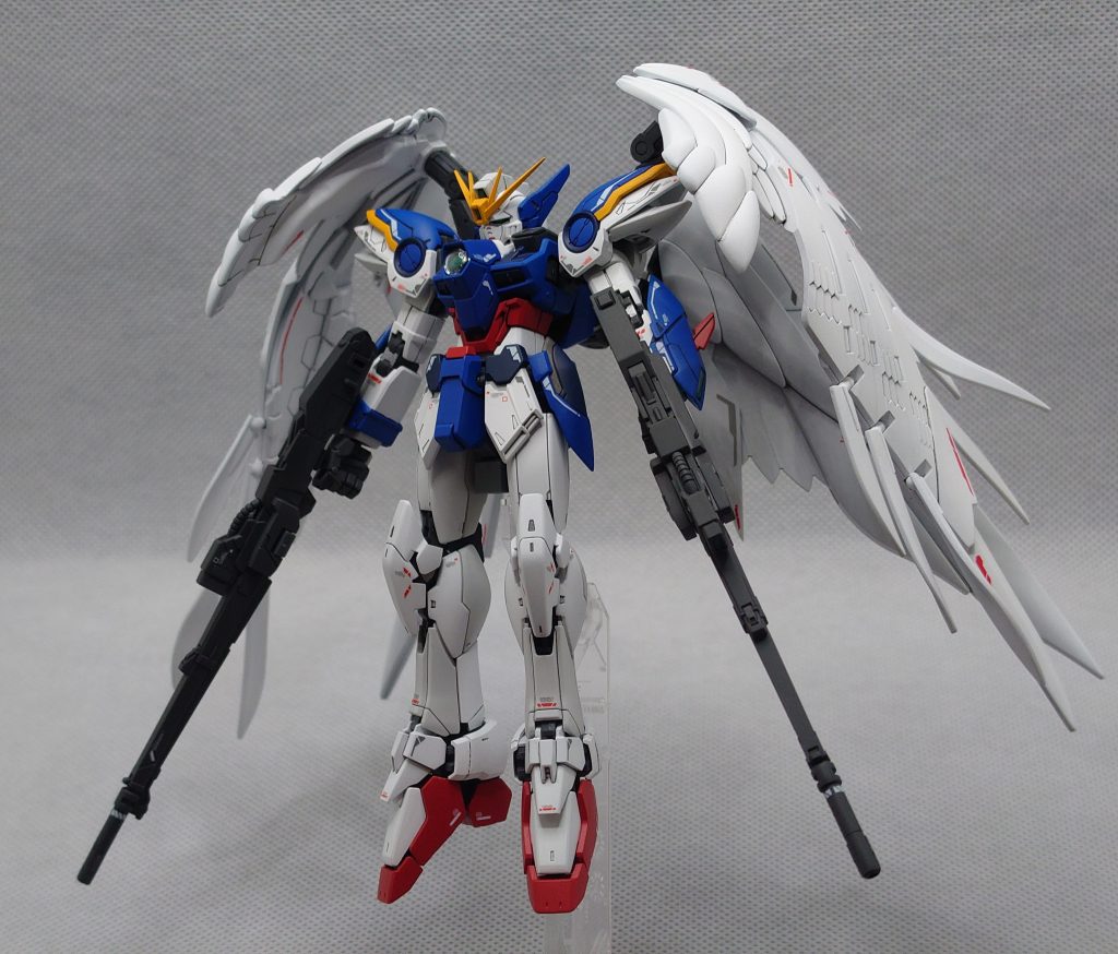 今回、特に難しいことはしてません。ユニコーン、バンシィ、シナンジュと作りごたえのあるキットと比べるとサクサク楽しめました。羽根の造形と展開ギミックはさすがバンダイさんです。