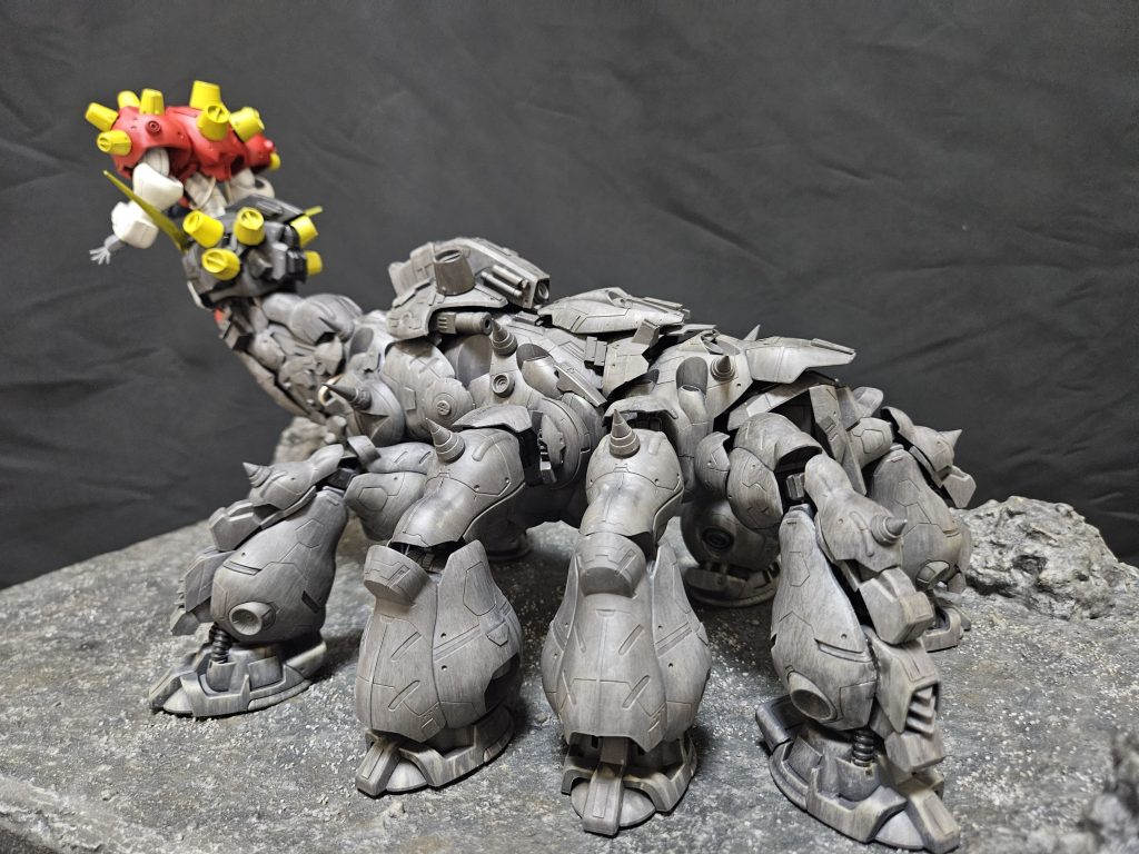 斜め後ろから。一応全身は可動しますが、これっていうポージングもないので、固定式でも良かったかも。