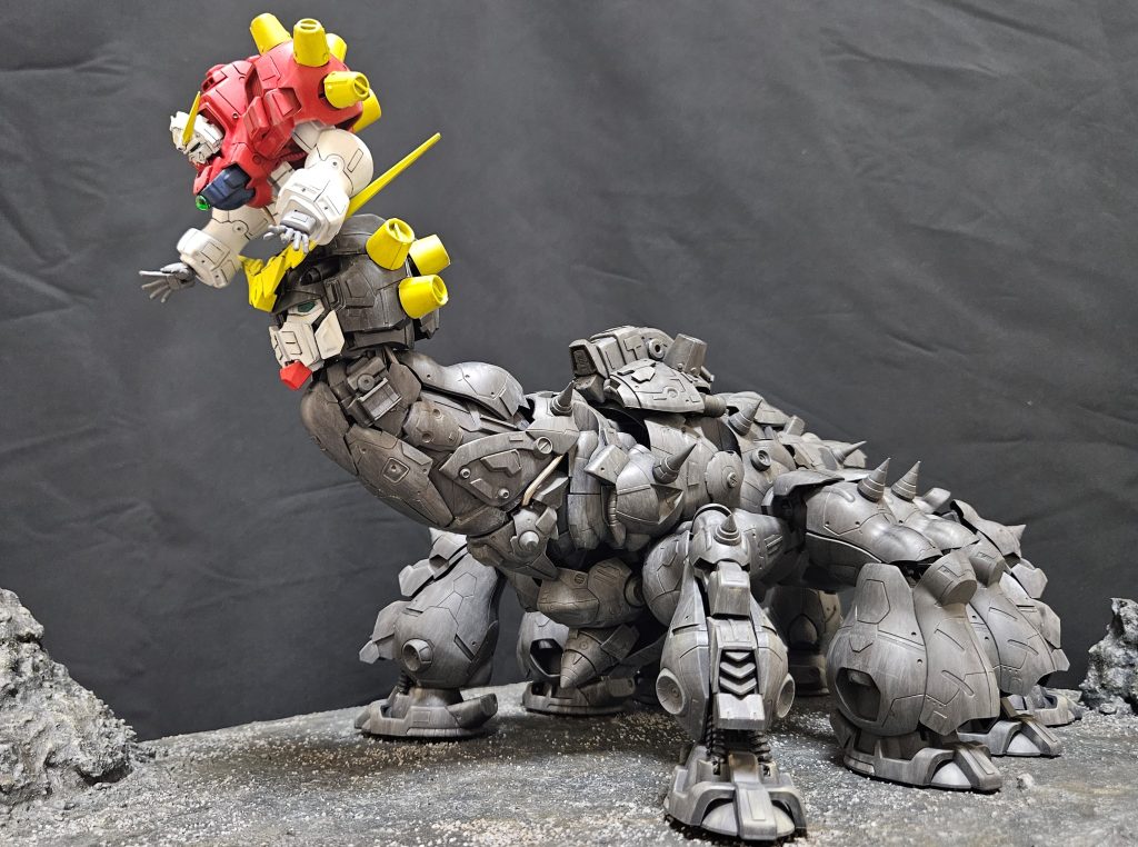 巨大なボディは第一形態の体を継承したものと設定し、多足の身体を作成。ちなみに全長は40㎝くらい。サイズは旧キットデビルガンダムに合わせて1/144になるのかな？