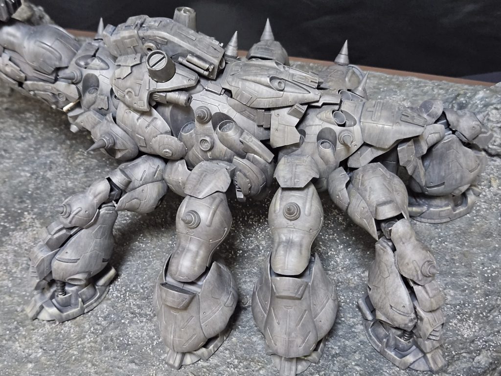 ボディがベースの色と同化してしまった‥。ちなみに塗装は多足のボディ部分は筆塗りで行い、3種類のグレーを重ねて表現しました。
