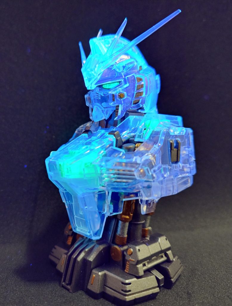 ブラックライトで照らすとセンサーが光る…けどフレームも青くなっちゃいます