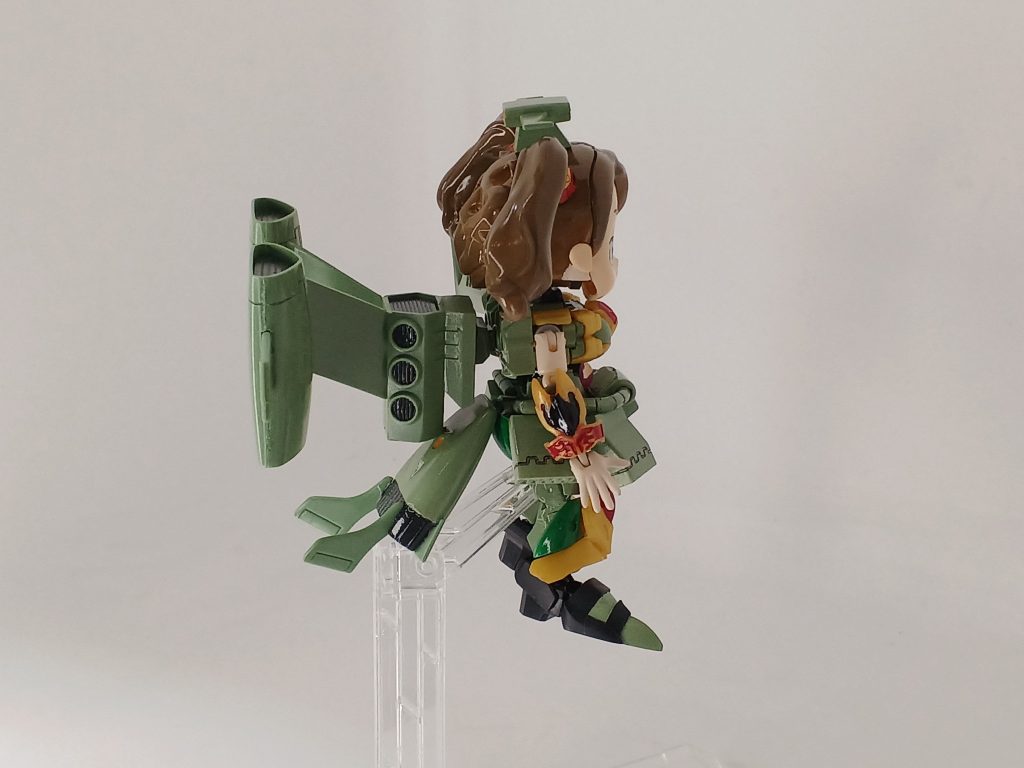 肩は、プラ材で手作り。足は、分かりにくいですがムサイの逆噴射口を使っています。