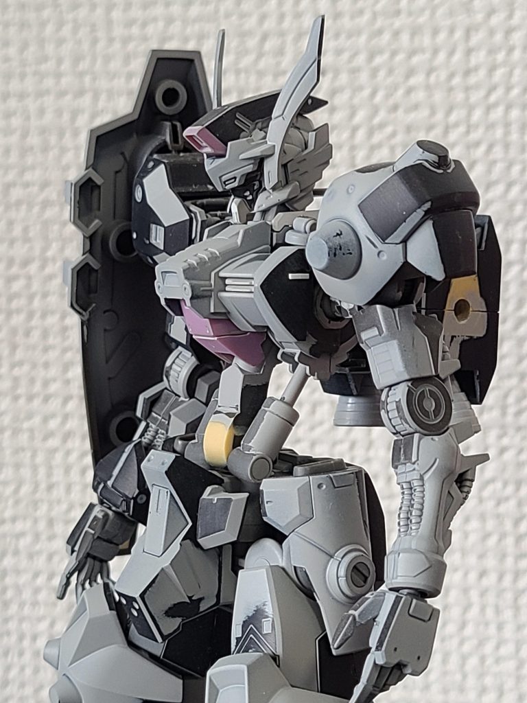 バックパックからスラスターを切断し、パテで埋めてから穴を開けてます。あとはそのままユーゴーの接続パーツを使用