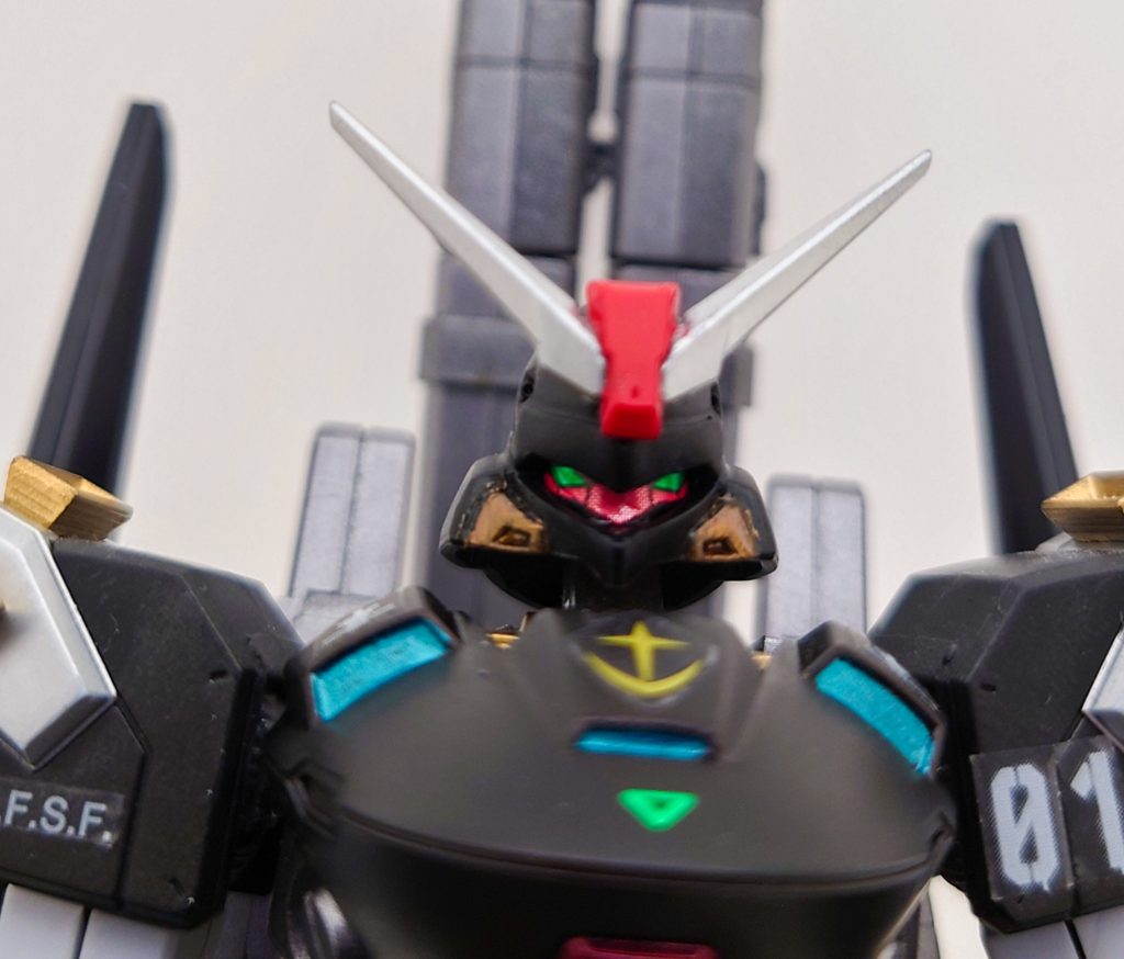 顔はケンプファーをベースにブレードアンテナで、なんちゃってガンダムフェイスにしてます。