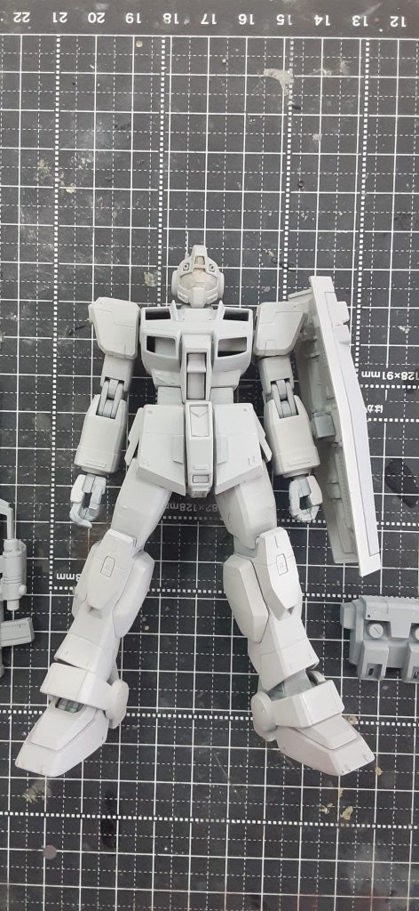 塗装前、基本工作が終わったところ。寒冷地仕様を素体に陸戦型ガンダムの脚部や上腕を合わせました。股関節軸を延長し、寸足らずになったフロントアーマーはプラ板で囲って一回り増大させました。