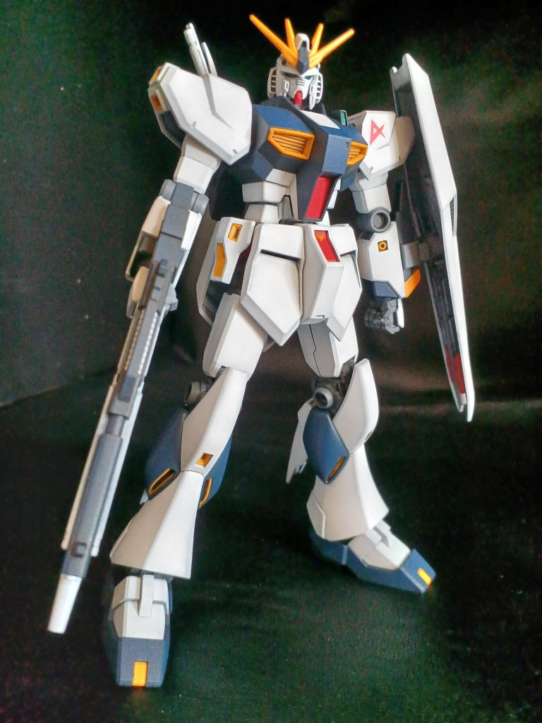 めんどくさがりの性格なのでサフも吹かず、ペーパー掛けだけでいつも塗装していたのですが、成型色の白に白を吹いても老眼も相まって塗れているのかどうなのか分かりにくくて…ベースが黒だと白が塗れているか凄く分かりやすく目から鱗でした。