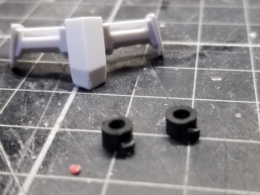 こちらはフロントアーマー部。フロントスカートを取り付ける為のポリキャップを準備して…