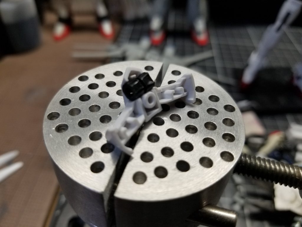 瞬間接着剤で固定。取り付ける為の切削加工が細かくて…神経使いました😅