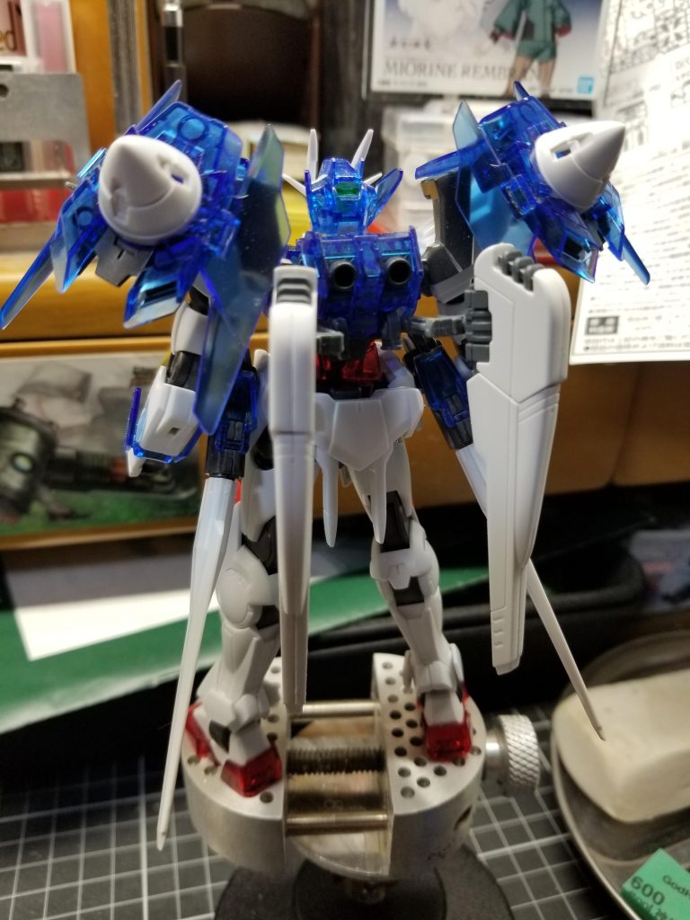 こちらは背部。ヴェスバーをどうやって付けようかかなり迷いましたが、アームごとバックパックに接続するのが一番ということで、サイドに取り付けました。