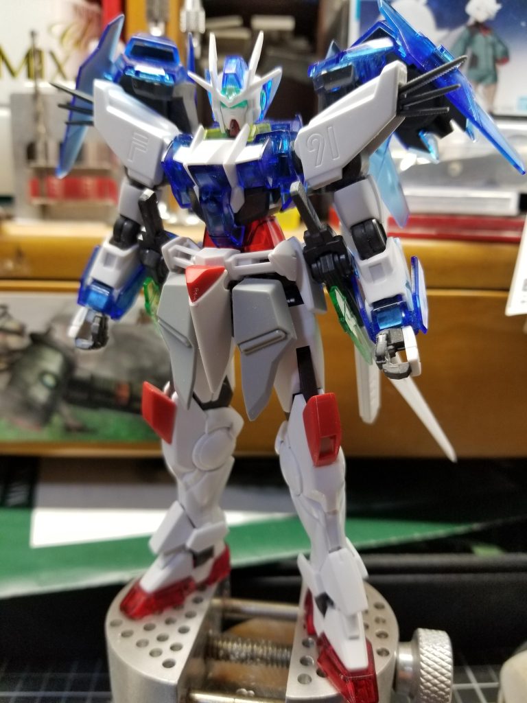 こちらは仮組みショット。色々と模索してほぼ固まった状態。見てのとおり肩部・膝部の変更、フロントアーマーの追加、ヴェスバーの装備が主だったミキシングとなります。